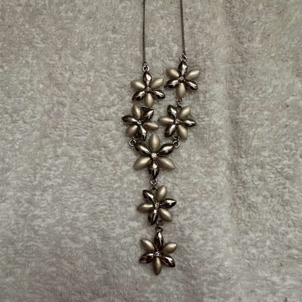 Elegant Floral Silver Necklace